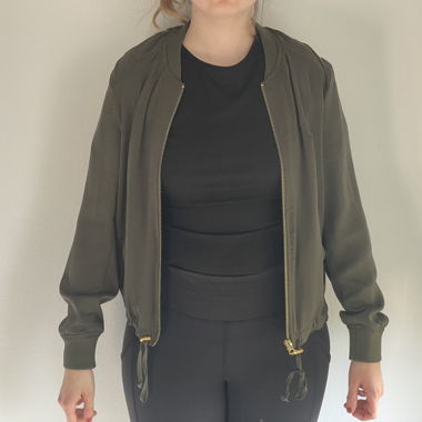 Olivgrüne dünne Jacke