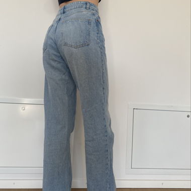 light blue mom / baggy jeans