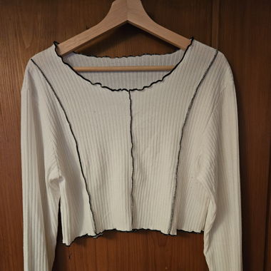 Weisser Pullover