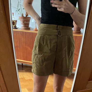olivgrüne Shorts