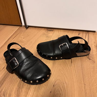 schwarze Sandalen