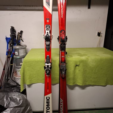 2 Skis plus Skischuhe 165cm und 168cm