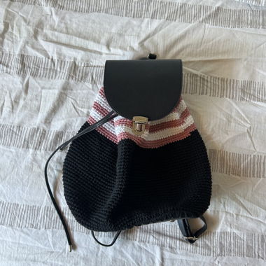 Handgemachter Rucksack aus Häkel in Schwarz und Rosa
