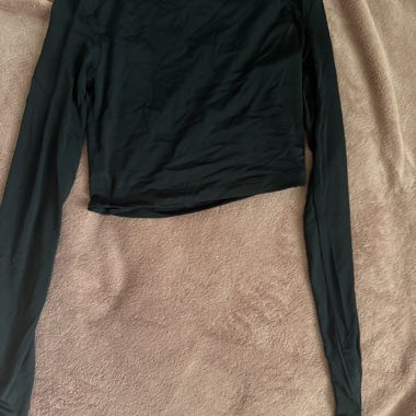 Schwarzes Langarm-Crop-Top