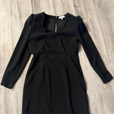 Schwarzes Kleid mit langen Ärmeln