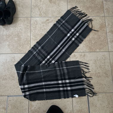 Checked wool scarf in grey and black
