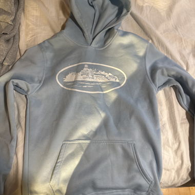 Felpa con cappuccio azzurro chiaro con stampa