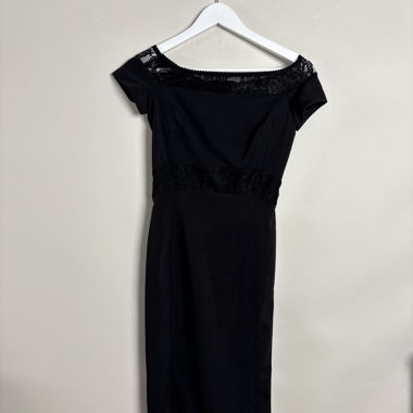 Robe noire à épaules dénudées en dentelle