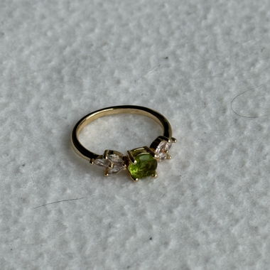 Ring mit grünem Stein