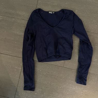 dunkelblaues langarm Shirt