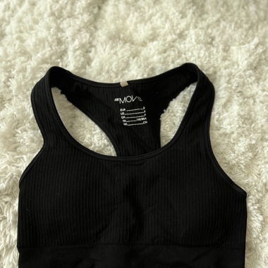 Black sports bra