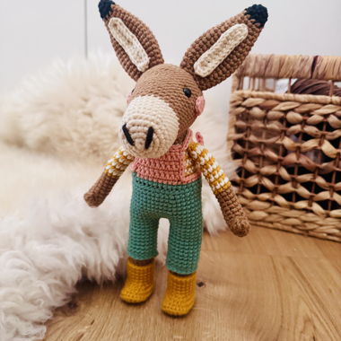 Doudou âne amigurumi au crochet