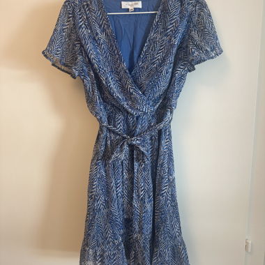 Blaue Wickelkleid