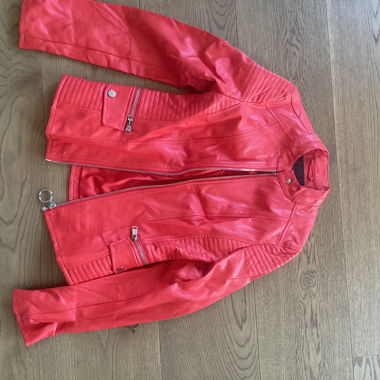 Giacca da donna rossa in similpelle