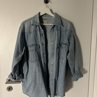 Camicia di jeans con tasche sul petto