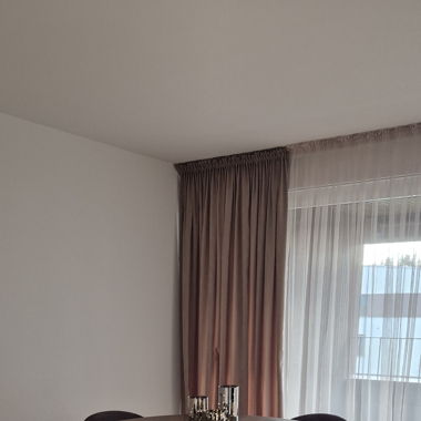 Tisch mit Stühlen