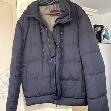 Dunkle Steppjacke mit Kapuze