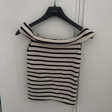 Top smanicato a righe con spalle scoperte