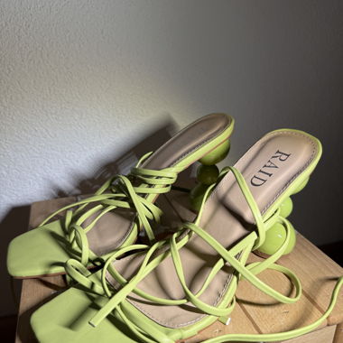 RAID neonfarbene Riemen-High Heels
