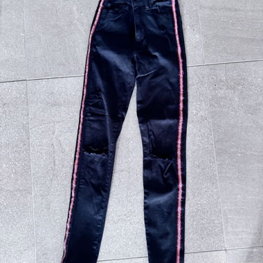 Jeans skinny nero con strisce rosse e glitter