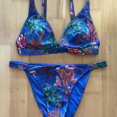 Blaue Badehose mit Korallenmotiven 