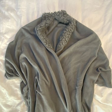 Grauer Poncho