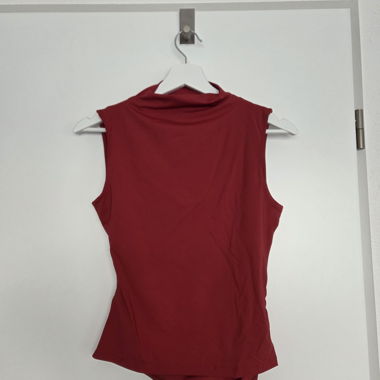 Top rosso con colletto