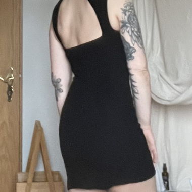 Robe noire Mango à décolleté dans le dos