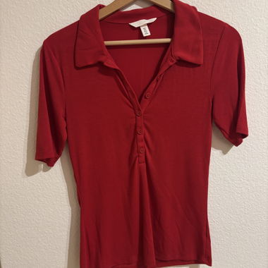 Rotes Kurzarm-Poloshirt