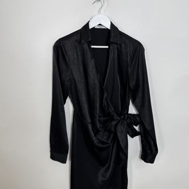 NA-KD Schwarzes Wickel-Kleid mit Hemdkragen
