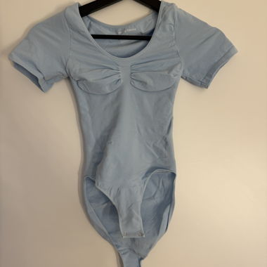 Blaue Damen-Body mit Cut-out