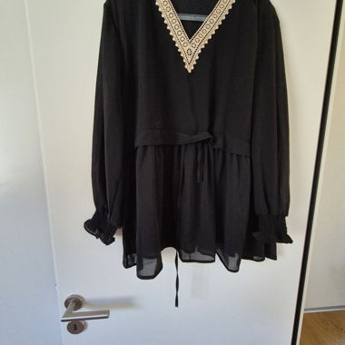 Blouse noire à bordure en dentelle