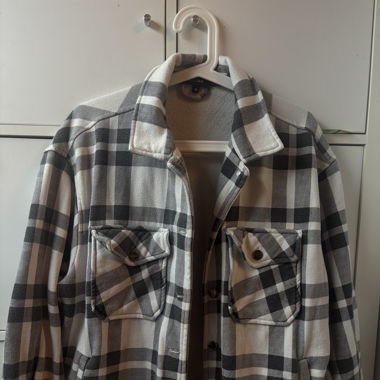 Veste a carreaux noire :) 