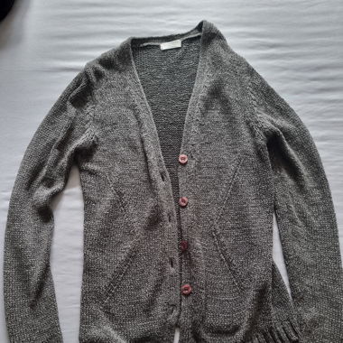 Graue Strickjacke 