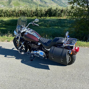 Moto cruiser con parabrezza