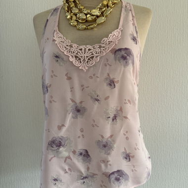 Rosafarbene Floral- und Spitzen-Unterkleid