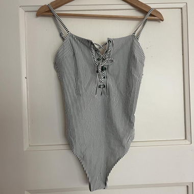 Costume da bagno con lacci a righe