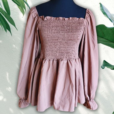 braune Bluse, gesmokt