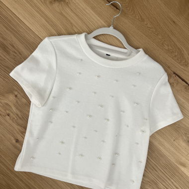 T-SHIRT mit Perlenverzierung