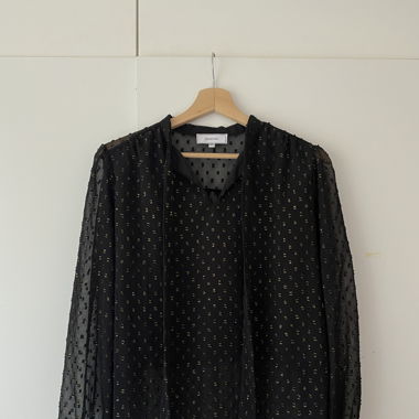 Blusa elegante nera con dettagli dorati
