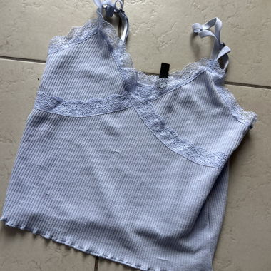 hellblaues Top