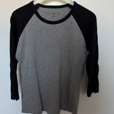 T-shirt raglan grigio e nero