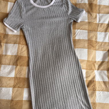 Graues Rippkleid mit weissem Saum