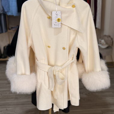 Cappotto con cintura e maniche in ecopelliccia