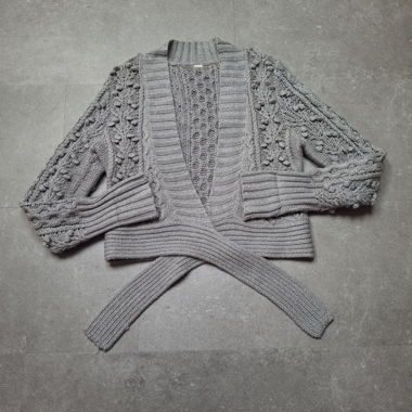 Cardigan grigio all'uncinetto con brillantini