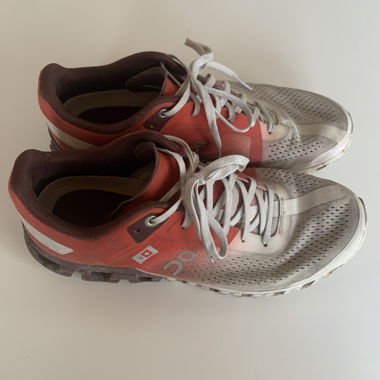 On running shoes red/white