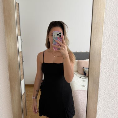 Schwarzes Kleid mit feinen Trägern