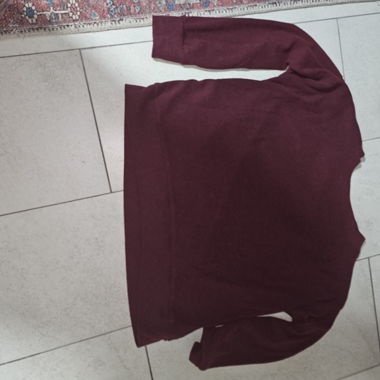 Bordeauxfarbener Pullover