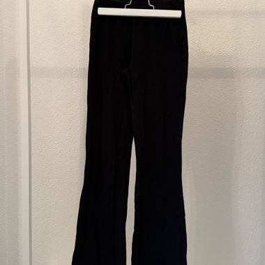 Schwarze Schlaghose