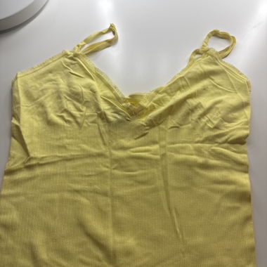 Haut sans manches à cami avec bordure en dentelle jaune